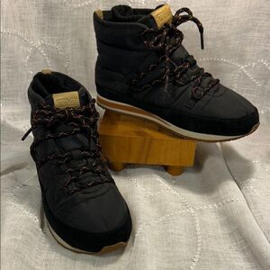 NWOT Teva ankle lace up boots with a sock sewn in for extra warmth 1102130